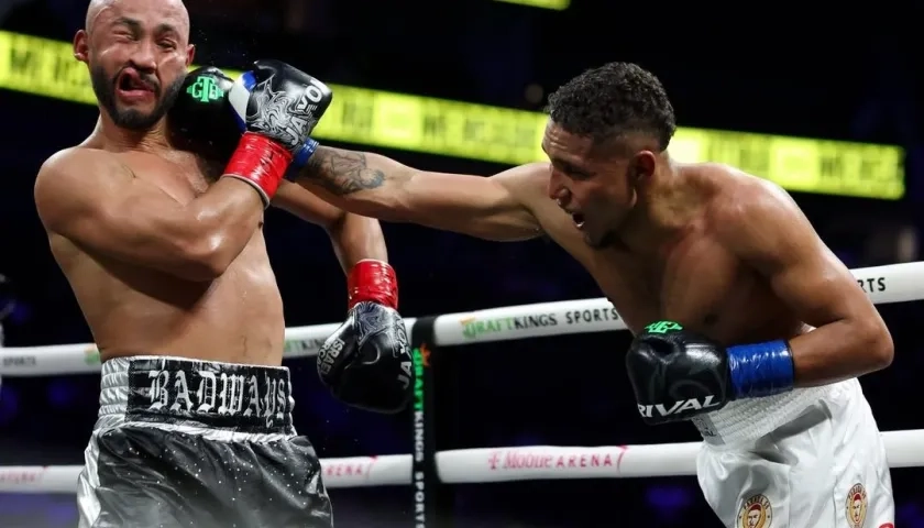 Israel Mercado recibe una buena mano del colombiano Carlos Utria.