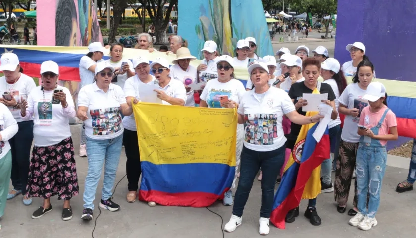 Víctimas, familiares y organizaciones de derechos humanos.