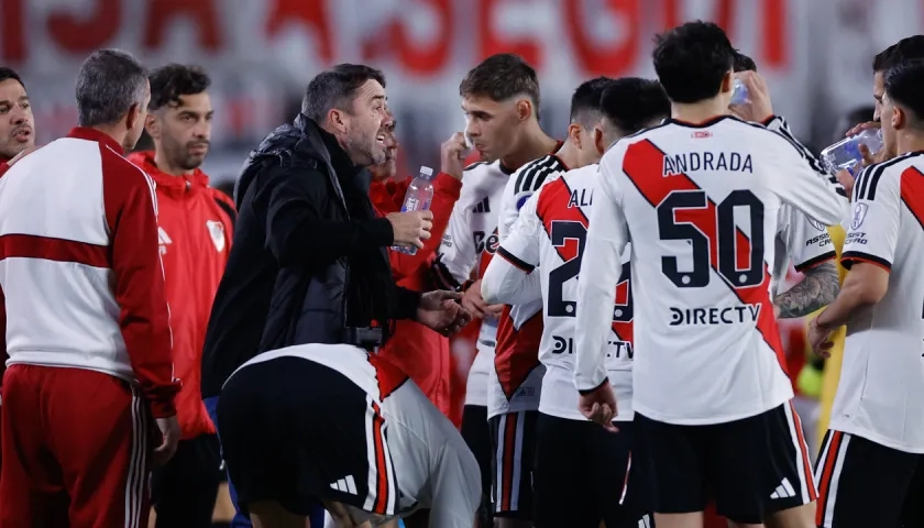 Eduardo Coudet entrega indicaciones a sus dirigidos durante el partido contra Santa Fe.