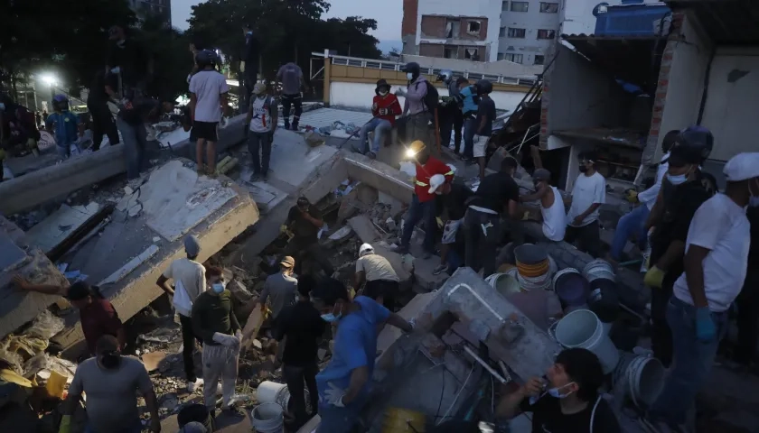 Personas trabajan en labores de rescate.