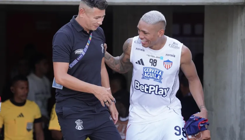 Dayron Pérez con Jermein Peña antes del partido del pasado miércoles contra Junior.