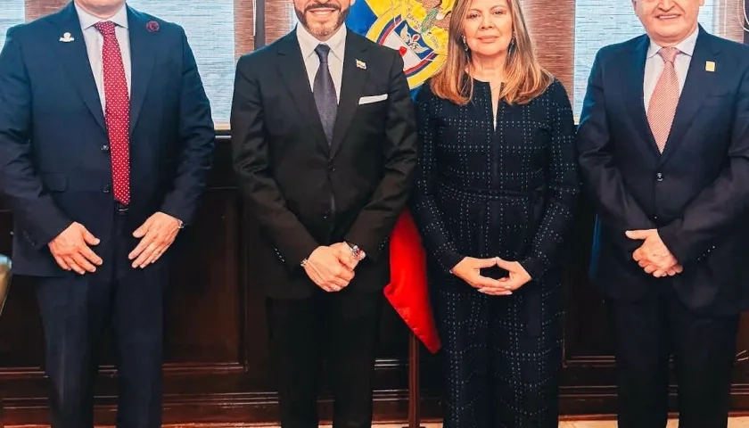 Iván Cancino, ministro de Justicia; Abelardo De La Espriella, presidente de Colombia; Luz Adriana Camargo, fiscal General; Gilberto Guerrero, vicefiscal General.