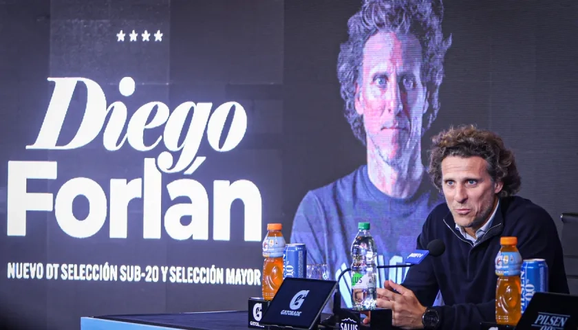 Diego Forlán durante su presentación como técnico interino de Uruguay.