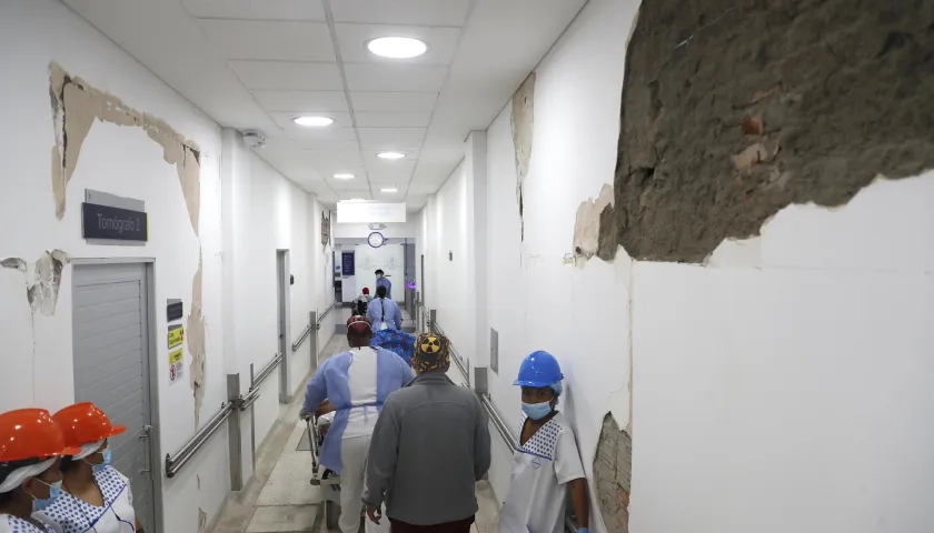 Personal médico trabajando en el Hospital Universitario del Valle, afectado por el terremoto. 