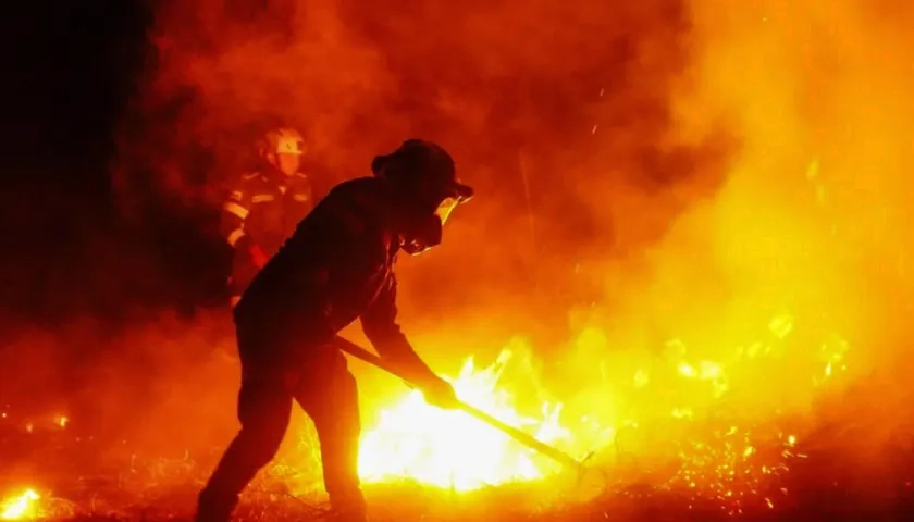 Policía combate el fuego en el Tolima.