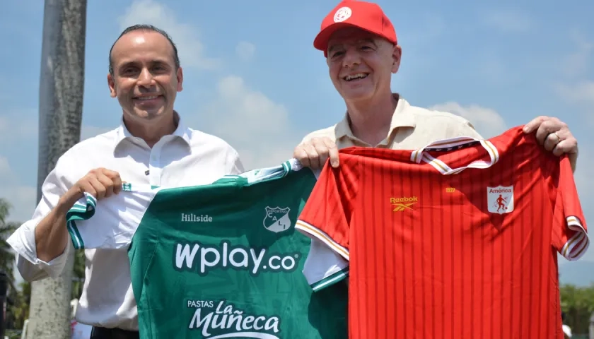 Gianni Infantino con el alcalde de Cali, Alejandro Eder, en una visita reciente a esta ciudad.