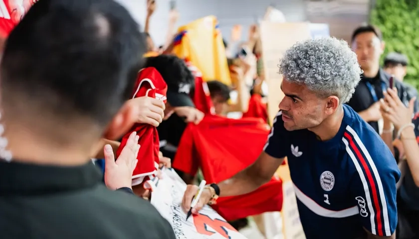 Luis Díaz firma autógrafos a aficionados surcoreanos. 
