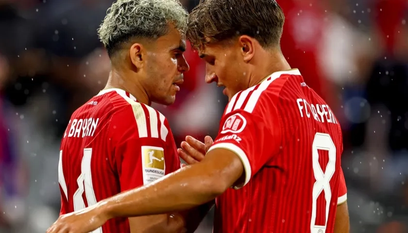 Luis Díaz celebra su gol con Allen Junior Lambe. 