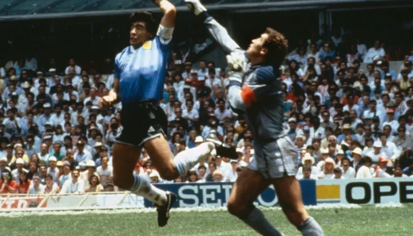 El gol con la mano de Diego Maradona ante Inglaterra, en México 86.