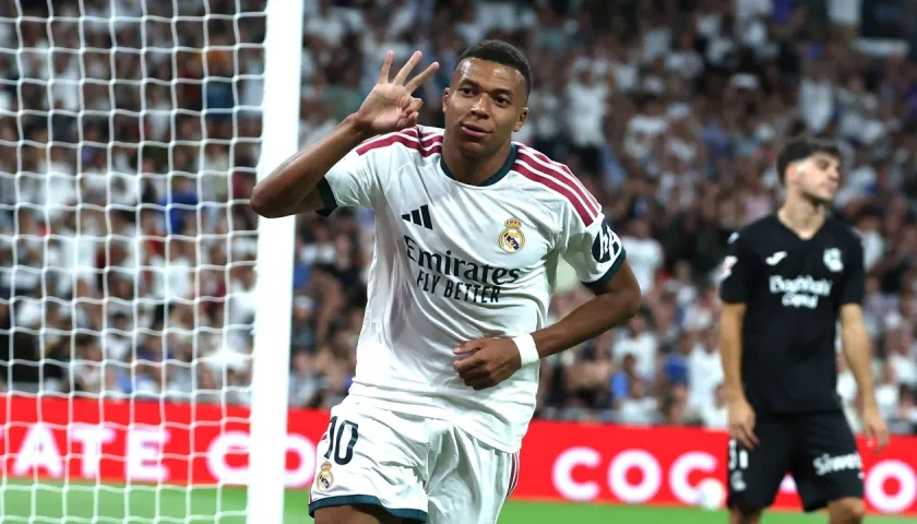 El francés Kylian Mbappé celebra tras marcar su tercer gol ante la Real Sociedad.