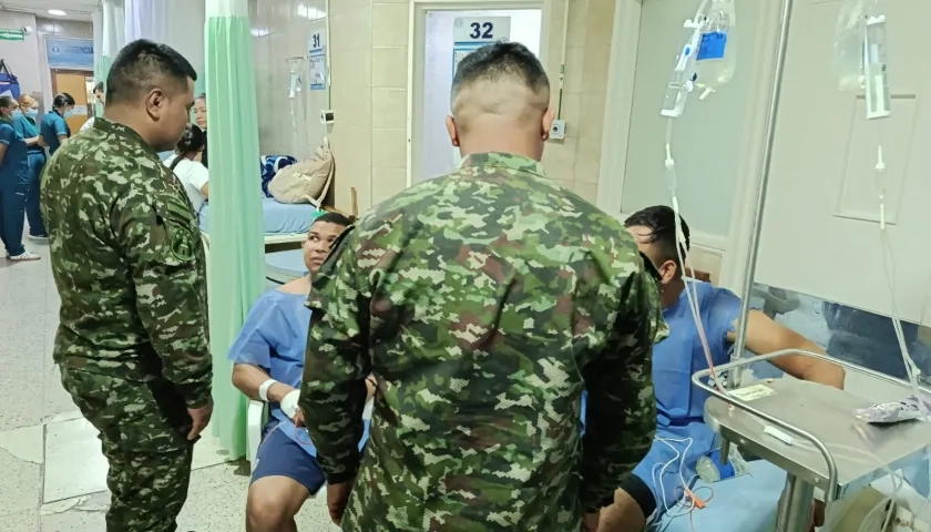 Militares reciben atención médica tras resultar heridos en ataque a base de Convención.