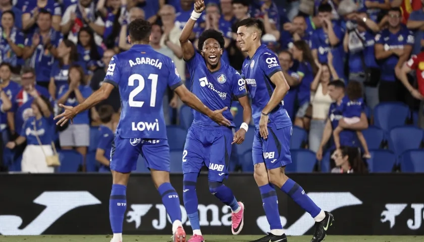 El colombiano Johan Mojica durante el juego de la Liga Conferencia contra el Partizan.