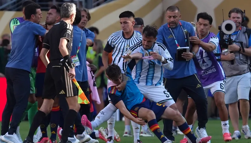 La pelea del argentino Leandro Paredes y el español Gavi. 