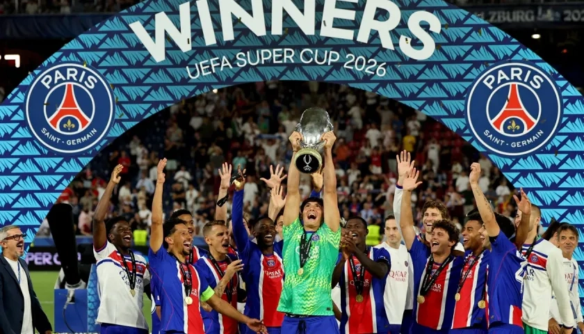 Integrantes del París Saint Germain tras recibir el trofeo de la Supercopa de Europa.