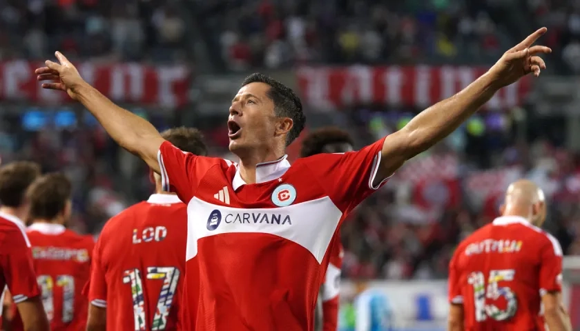 El polaco Robert Lewandowski celebra uno de sus goles ante el Charlotte.