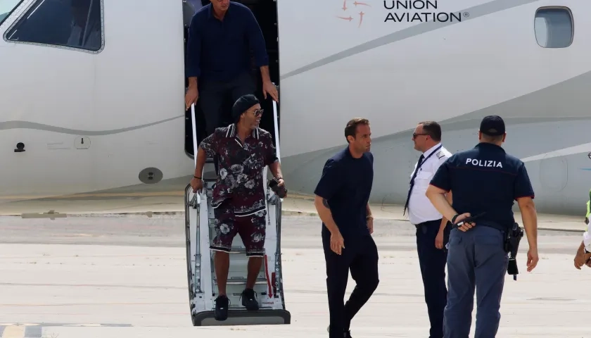 Ronaldinho Gaúcho descendiendo de la nave que lo llevó a Ravenna.