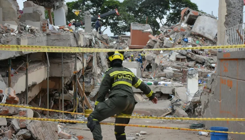 Rescatistas en labores de búsqueda en los escombros del edificio Torres del Limonar, en Cali.
