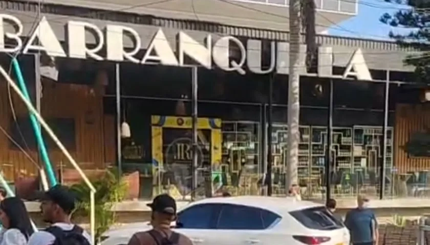Las personas en el norte de Barranquilla, 51b con 85, salieron de los edificios durante el sismo.
