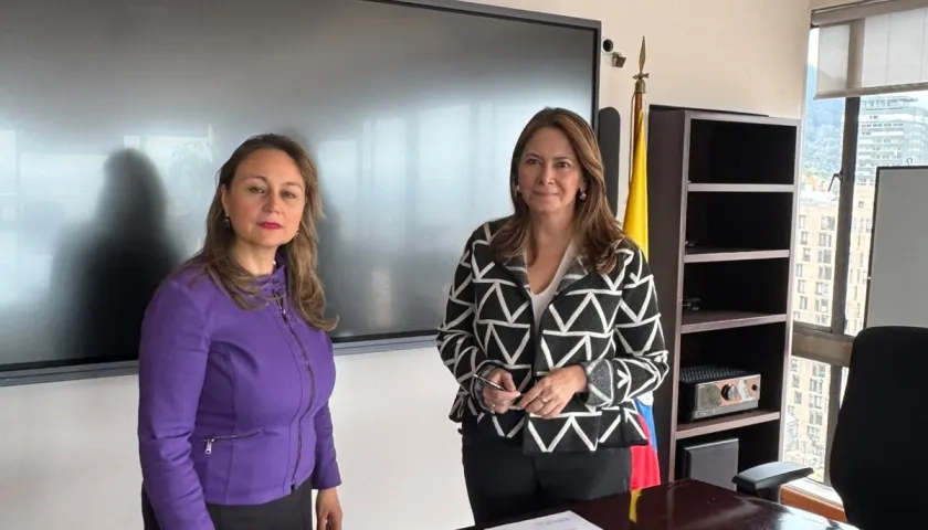 (Izq. a Der.) Mónica Lombana García, Supersalud encargada y Ana María Vesga, ministra de Salud. 