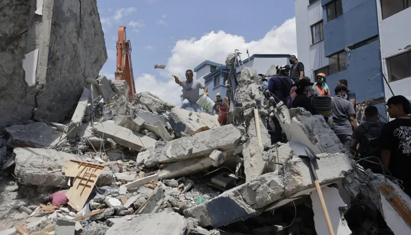 Voluntarios retiran escombros de un edificio tras el terremoto en Pereira.