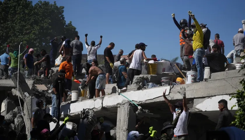 Personas trabajan en labores de rescate en una edificación colapsada en Cali.