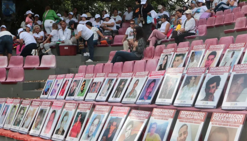 Personas desaparecidas expuestas en Cúcuta para conmemorar el Día Internacional de las Víctimas de Desaparición Forzada.