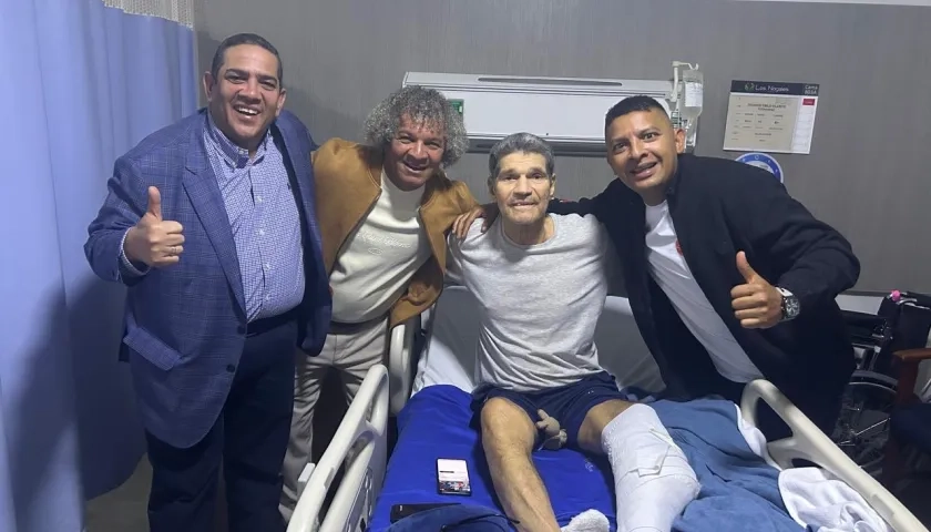 Eduardo Vilarete con su paisano Alberto Gamero y dos amigos. 