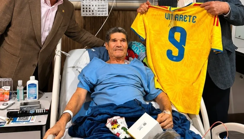Vilarete recibiendo la camiseta de la Selección Colombia de parte de Ramón Jesurun y Carlos Mario Zuluaga.