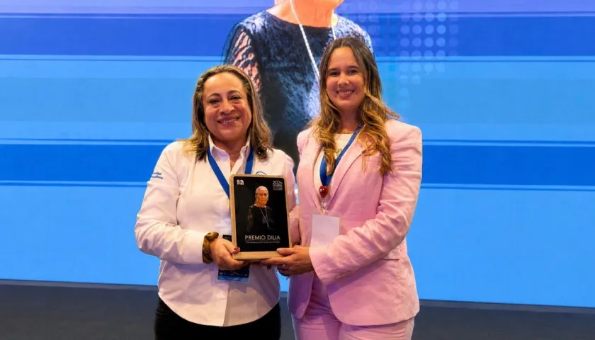 Reconocimiento a Gina Díaz Buelvas, directora del Voluntariado Unimetro.