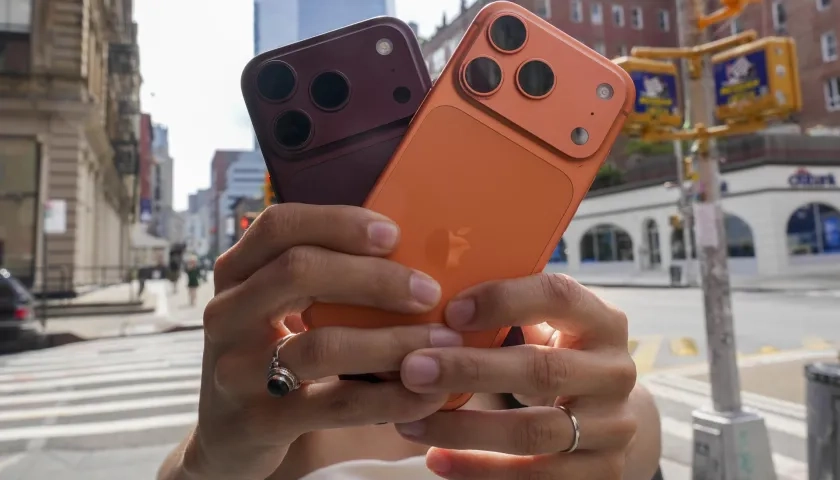 Una persona sostiene dos iPhone 18 este jueves, en Nueva York.