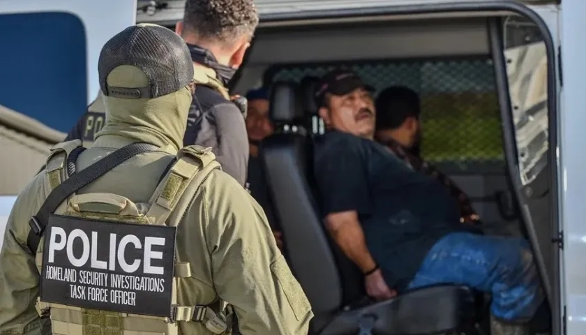 Agentes durante el arresto de inmigrantes indocumentados, en Luisiana