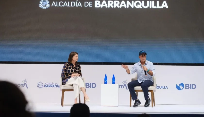 Ana María Ibáñez, vicepresidenta de Sectores y Conocimiento del BID, en diálogo con el Alcalde Alex Char.