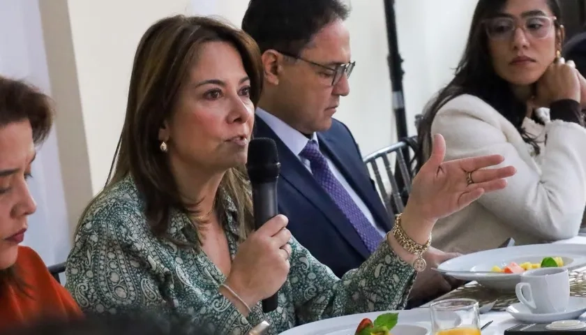 Ana María Vesga, ministra de Salud, reunida con la bancada del Centro Democrático.