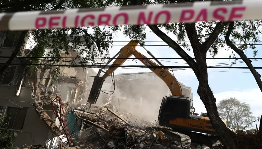 Autoridades realizan remoción de escombros de un edificio desplomado en Cali.