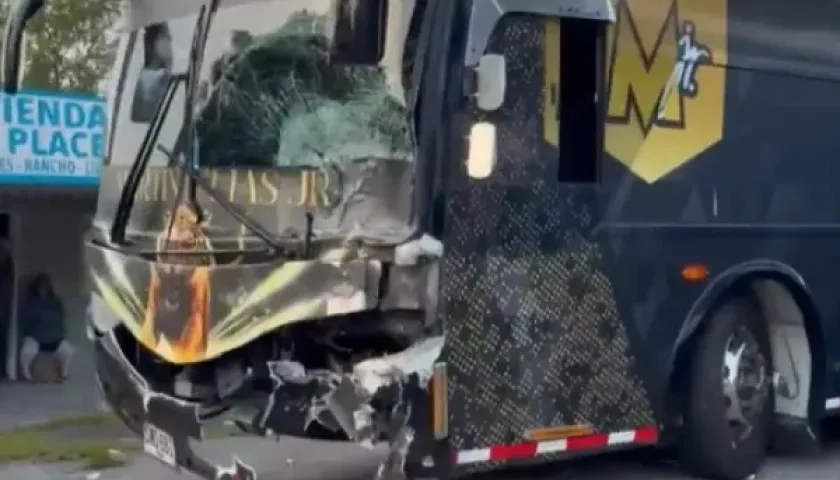 Así quedó el bus tras el accidente.
