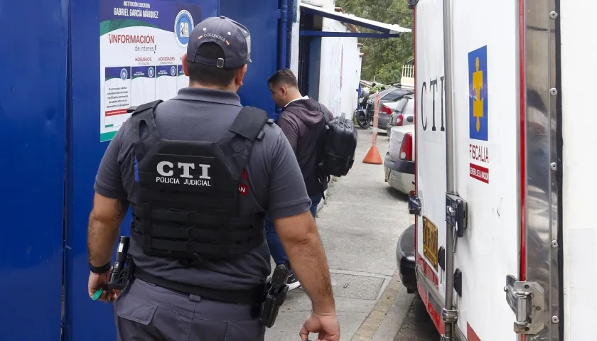 El CTI de la Fiscalía en el lugar del colegio donde se presentó el incidente. 