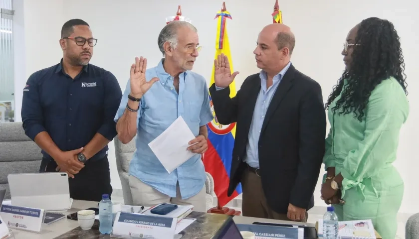 Camilo Noguera tomando posesión ante el gobernador Eduardo Verano.