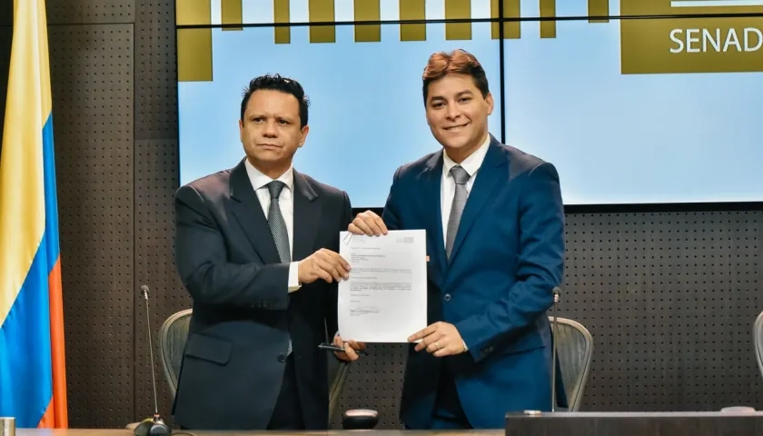Camilo Torres Villalba, senador de la República (derecha).