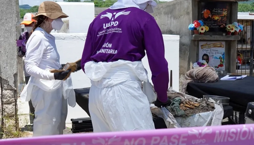 Exhumación de la UBPD en el cementerio de Luruaco.