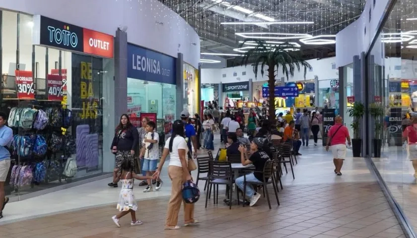 El comercio se prepara para el Día de Amor y Amistad este sábado. 