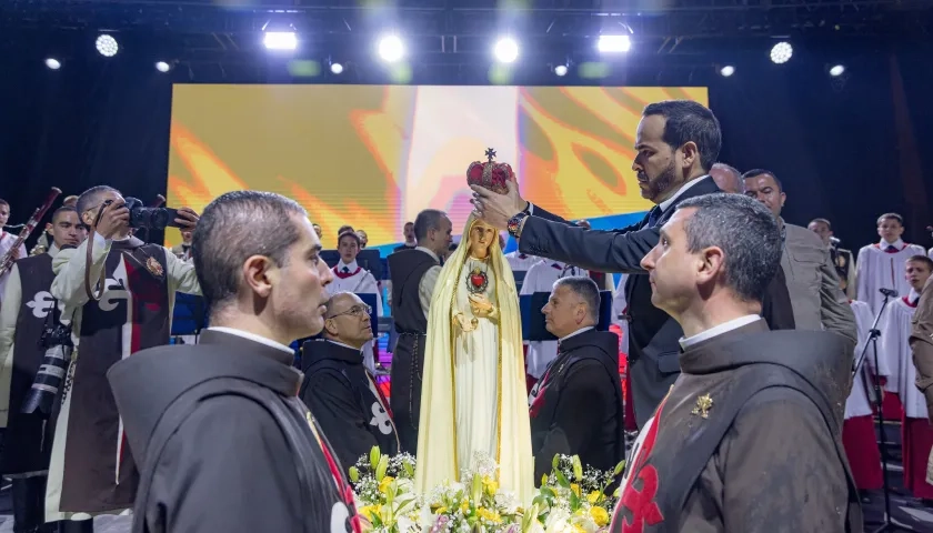 El Presidente Abelardo De La Espriella y la Virgen de Fátima.
