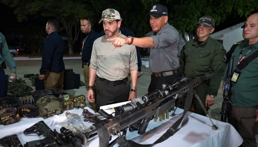 El Presidente De La Espriella y el MinDefensa Jorge Mora, en la rueda de prensa tras el operativo contra las ACSN.