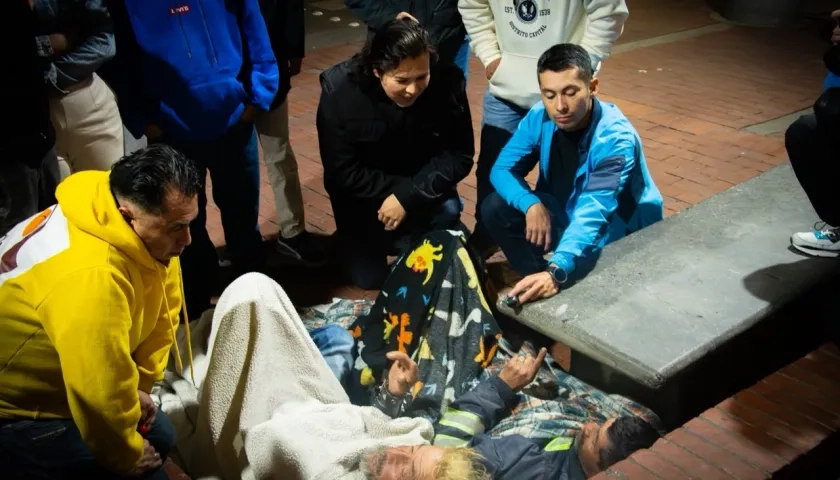 Jorge Barón Jr dialogando con habitantes de la calle. 