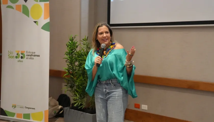 Diana Acosta, directora de Carnaval, durante su participación en el evento de Coopercom. 