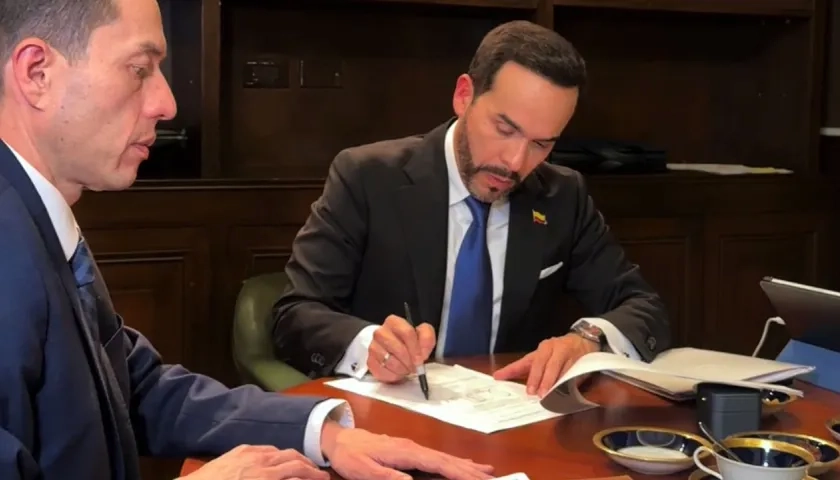 El Presidente Abelardo De La Espriella firmando una extradición.