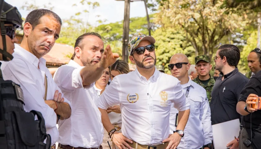 El alcalde de Cali, Alejandro Eder, y el Presidente Abelardo De La Espriella recorriendo una zona afectada.