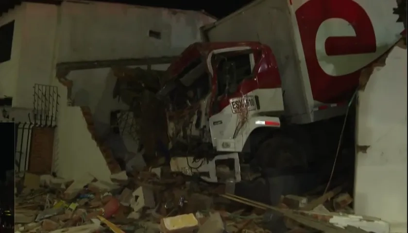 El camión quedó sin frenos y terminó dentro de una vivienda.