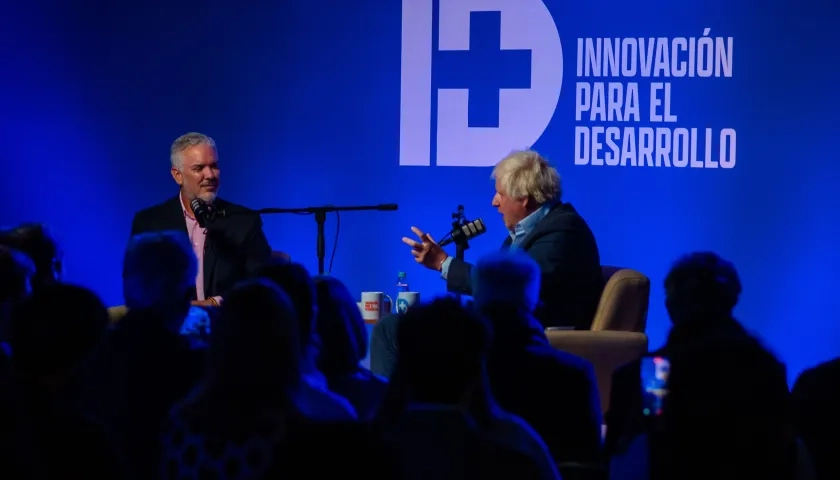 El expresidente Iván Duque durante una charla junto al ex primer ministro británico Boris Johnson 