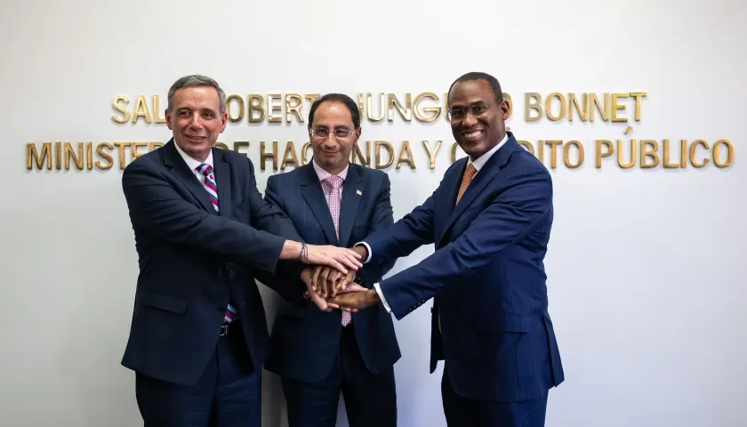 El ministro de Hacienda, Miguel Gómez; el vicepresidente José Manuel Restrepo y el subdirector del FMI, Nigel Clark.