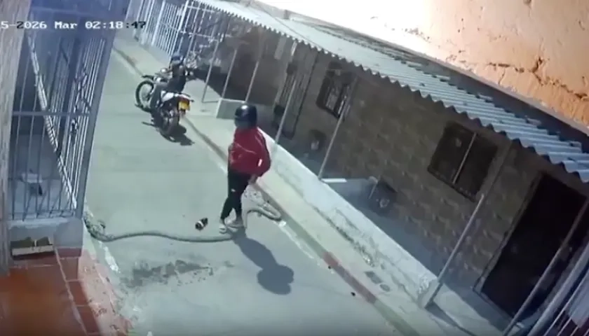 Extorsionistas quemando fachada de inmueble en el barrio 7 de Abril. 